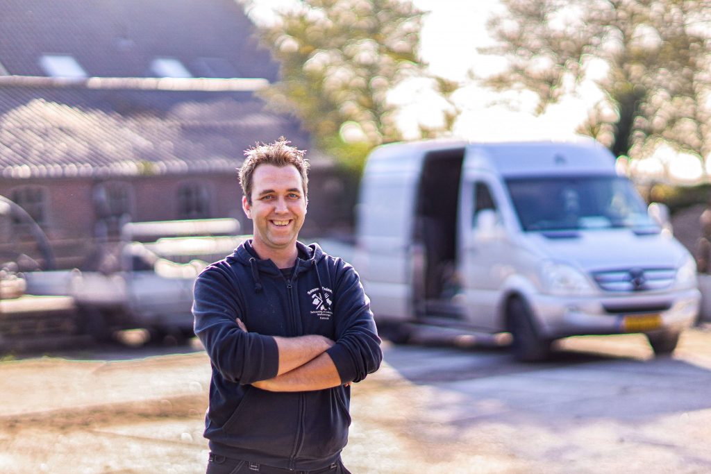 Man voor werkbus